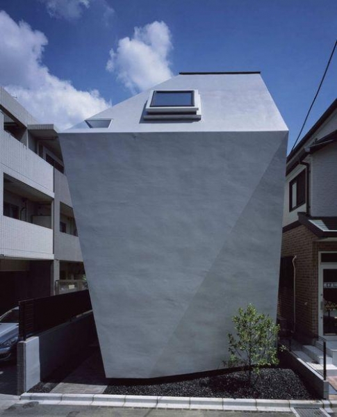 Дом необычной формы в Токио