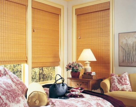 Бамбуковые шторы на окнах спальни