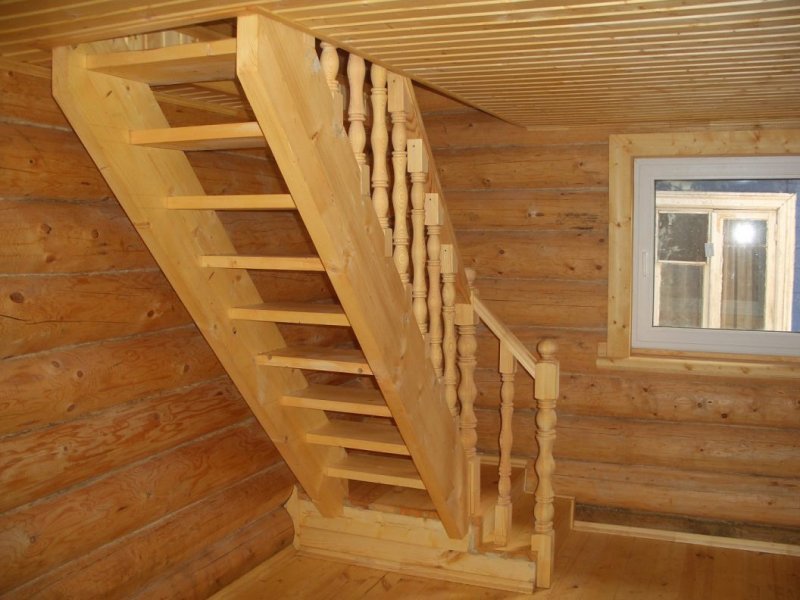 Особенности монтажа межэтажных лестниц в доме из бруса